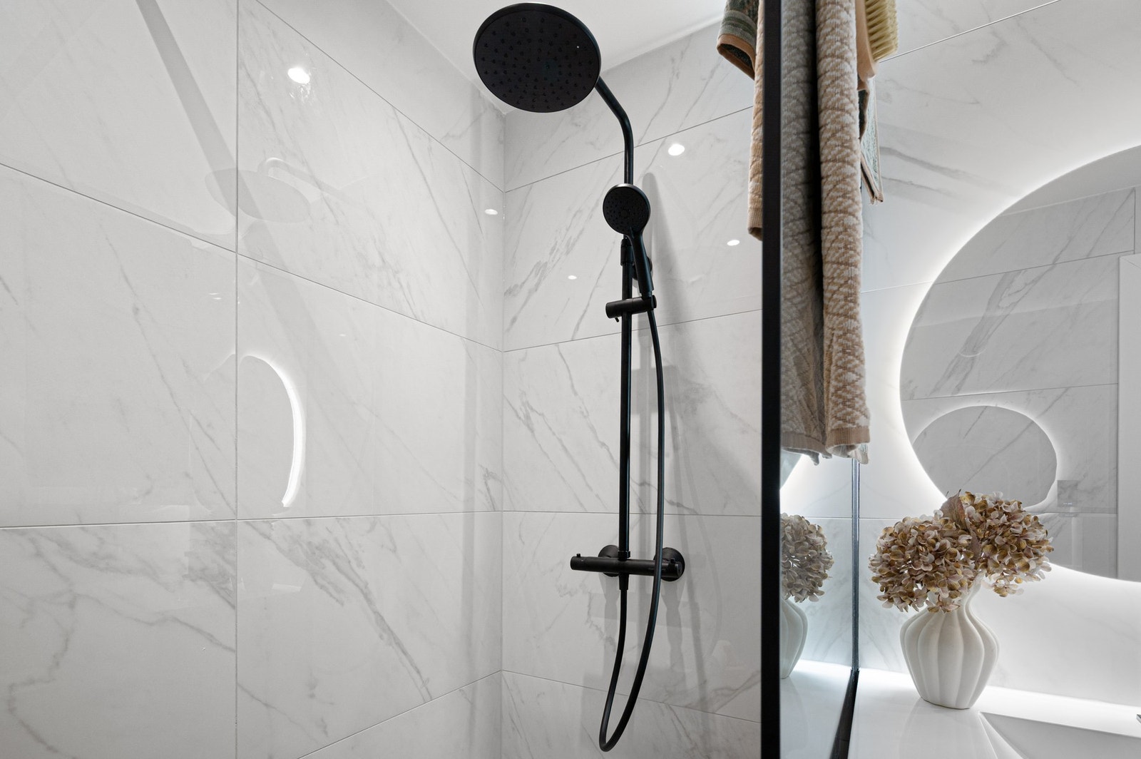 Flott og moderne baderom med fine detaljer. Galleribilde