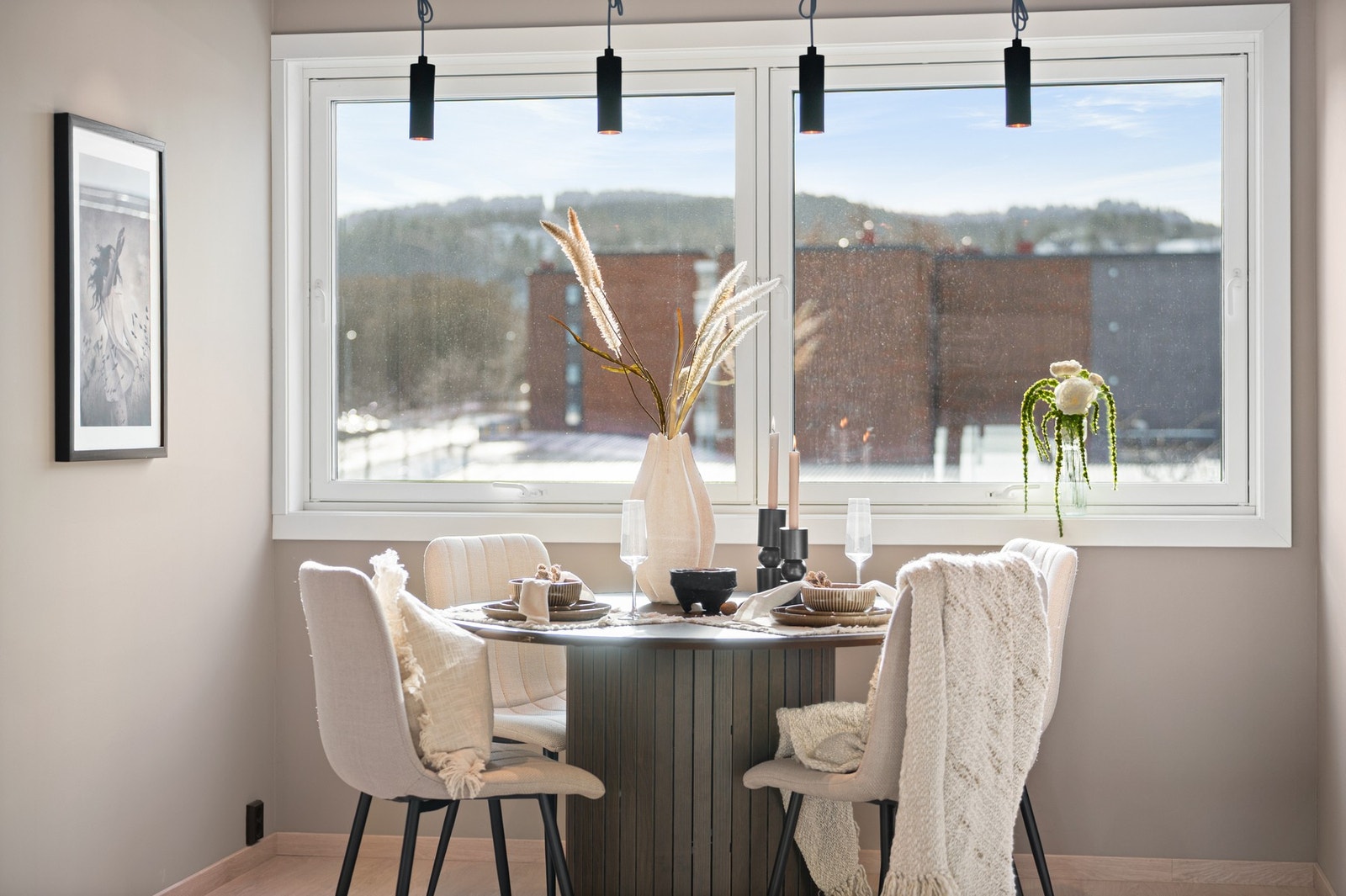 God plass til spisegruppe ved kjøkkenet. Naturlig skille mellom stue og kjøkken. Galleribilde