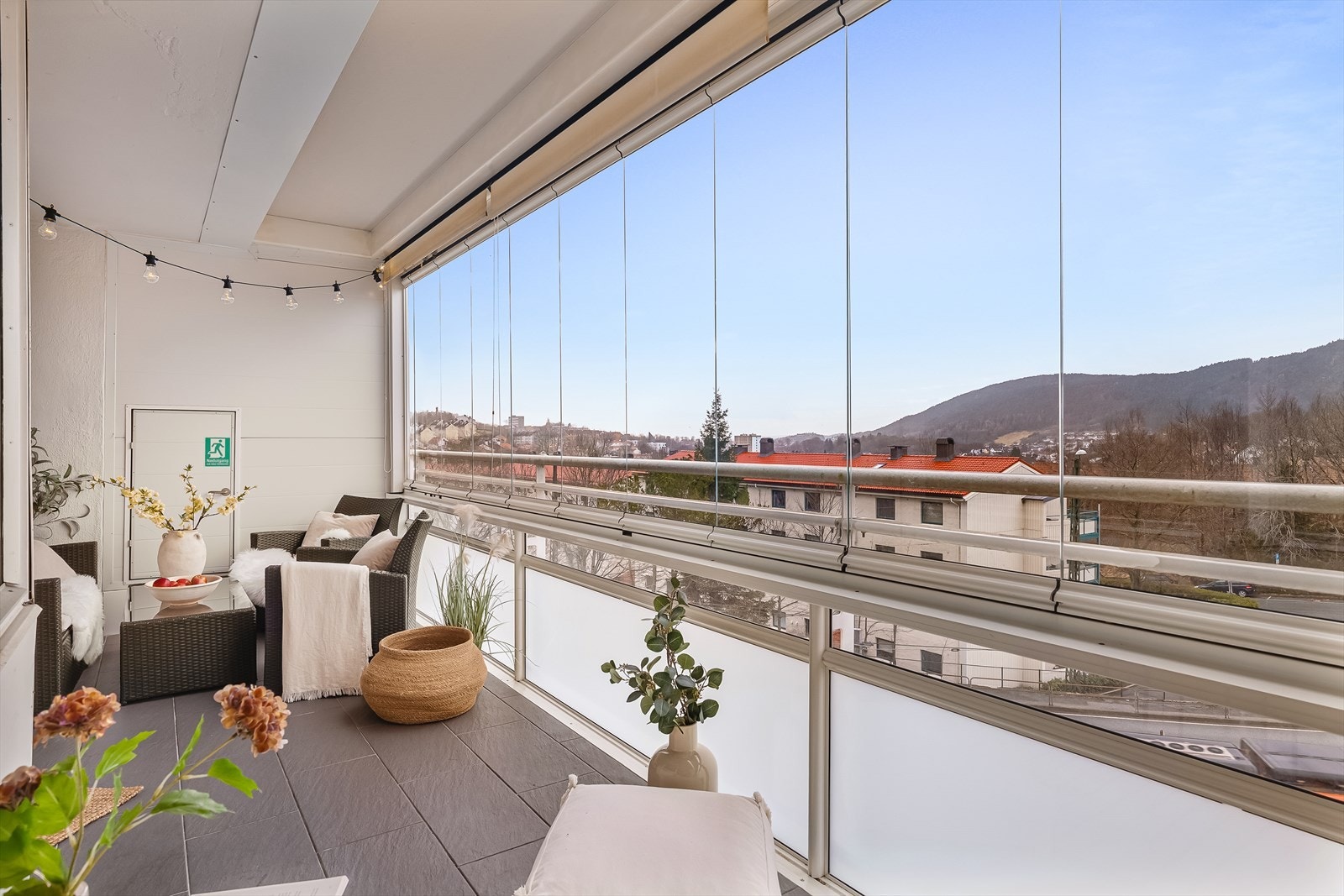 Balkongen fungerer som en naturlig forlengelse av stuen og kan benyttes hele året. Galleribilde