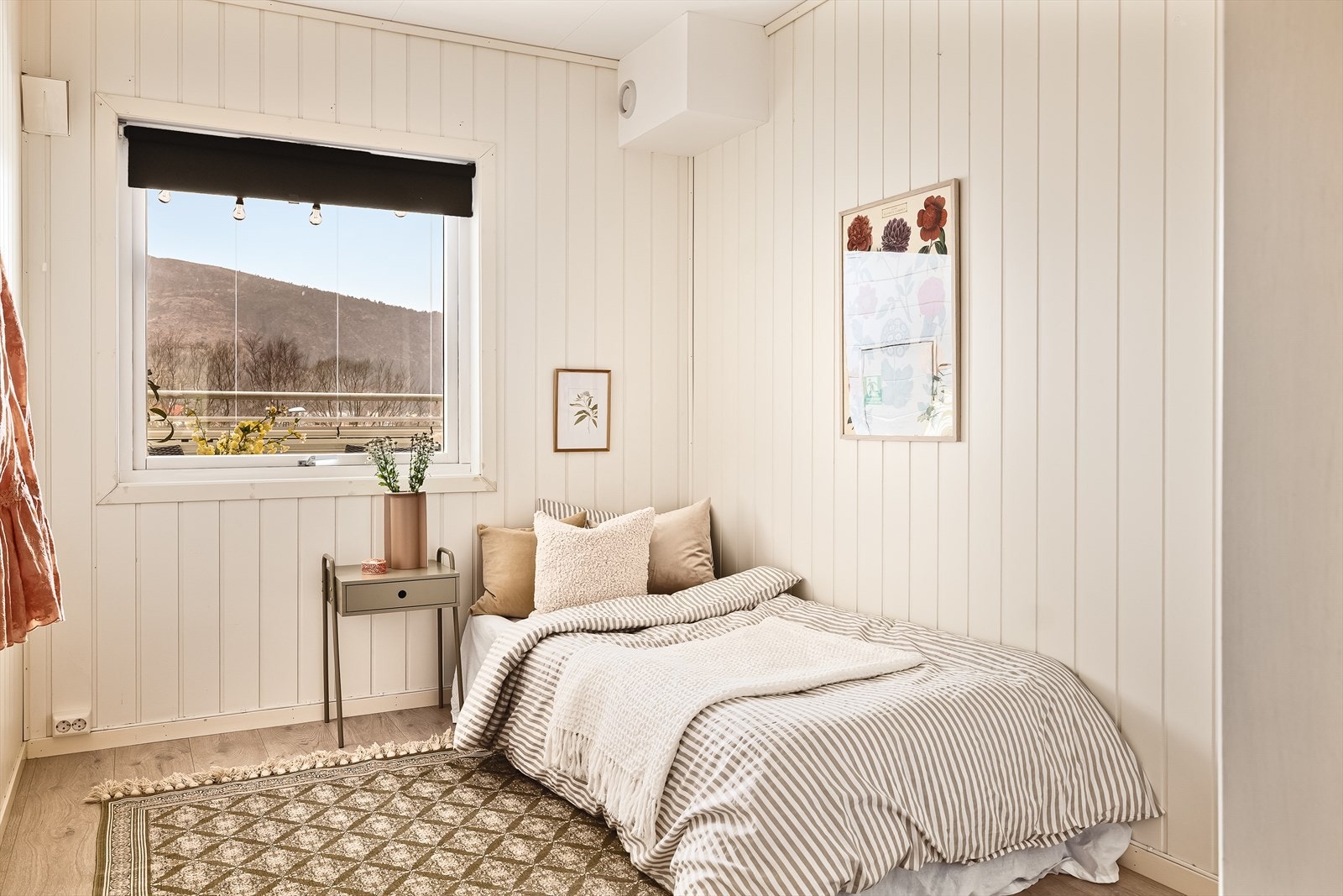 Soverom 2 er vendt mot vest og har utsikt mot Løvstakken samt eget garderobeskap. Galleribilde