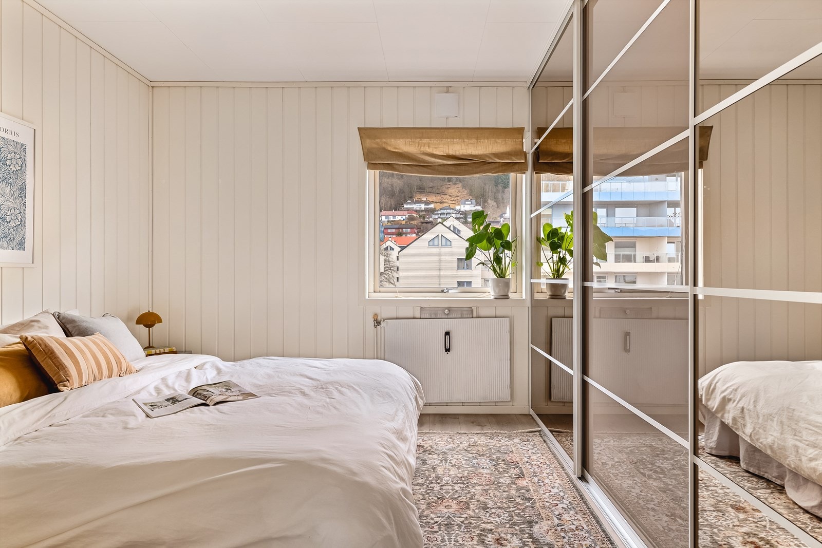 Hovedsoverommet er vendt mot øst og har god skyvedørsgarderobe. Galleribilde