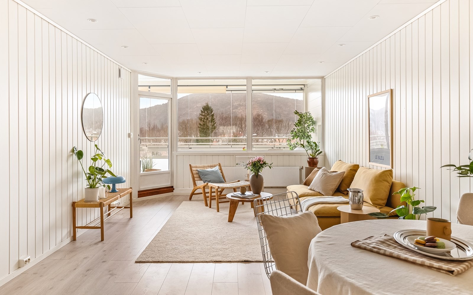 Lys og romslig stue på nærmere 25 kvm med god plass til både sofagruppe og spisebord. Galleribilde