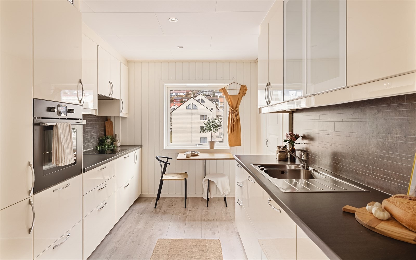 Kjøkkenet ble også renovert i 2013 og fremstår moderne og funksjonelt. Det er laminat på gulv, MDF-panel på vegger og takplater med integrerte LED-spotlights i himling. Kjøkkenet er noe utvidet og er på behagelige 10,3 kvm. Galleribilde