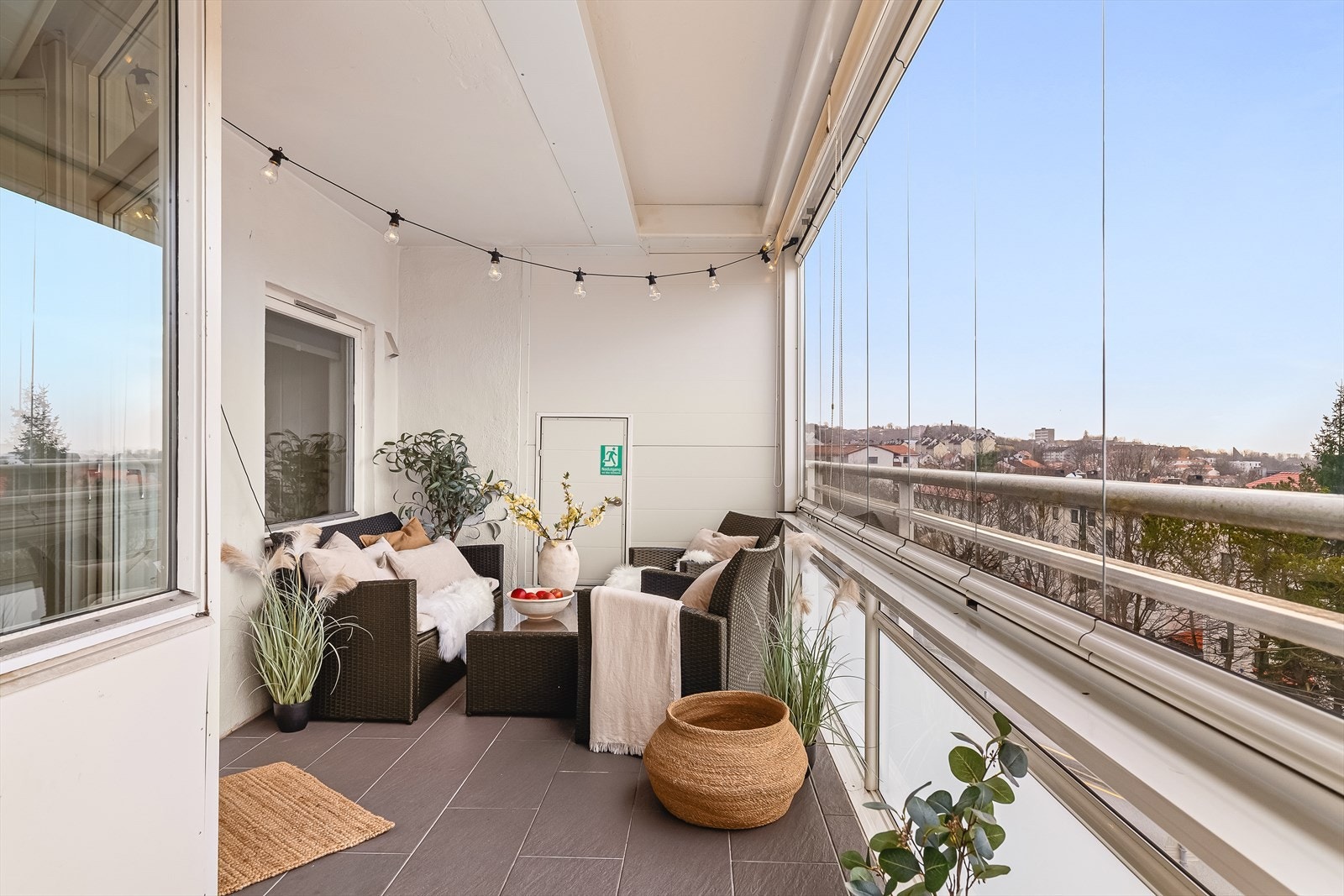 Fra stuen er det utgang til vestvendt, innglasset balkong med skyvbare vinduer som kan åpnes helt opp for luft, sol og utsikt. Galleribilde