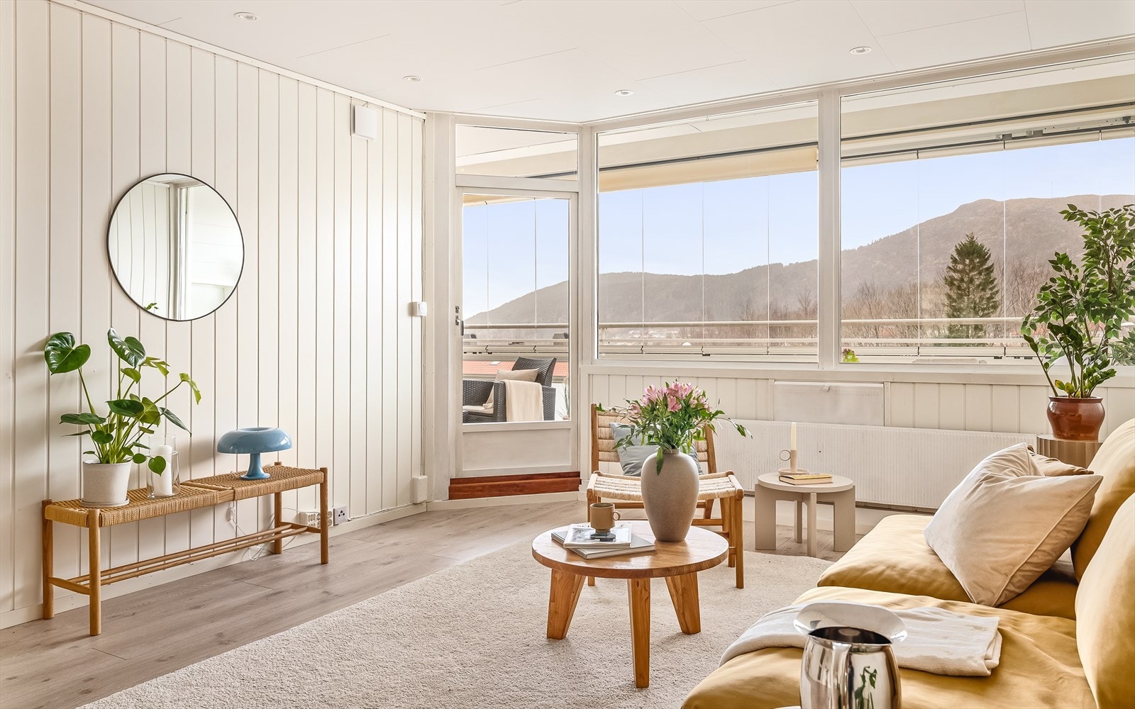 Store vindusflater gir rikelig med naturlig lys og en luftig atmosfære. Herfra har man fin utsikt over deler av Landås, Løvstakken og videre mot Bønes/Kråkenes i sør. Galleribilde