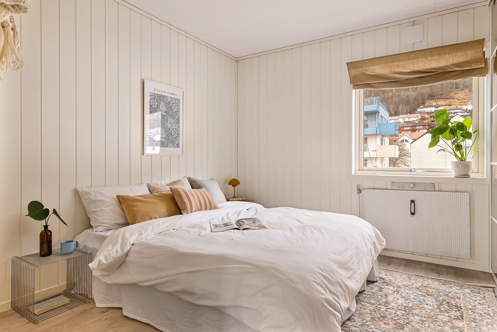 Leiligheten har to gode soverom på henholdsvis 8,5 kvm og 10,9 kvm. Galleribilde