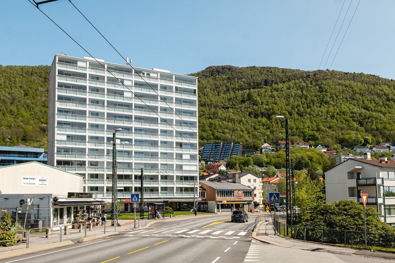 Rett utenfor døren finner du et bredt servicetilbud med blant annet grønnsakshandler, pizzeria, frisør, tannlege, garnbutikk, renseri og bibliotek. Busstopp ligger i umiddelbar nærhet, med linje 6, 20 og 16E til sentrum hvert 7. minutt på hverdager. Galleribilde