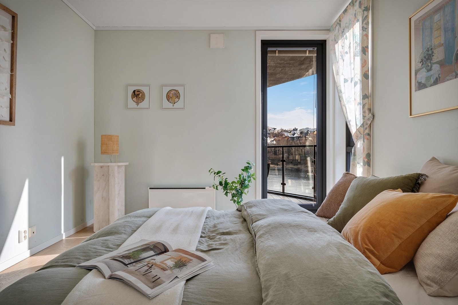 Utgang til balkong fra soverommet også Galleribilde