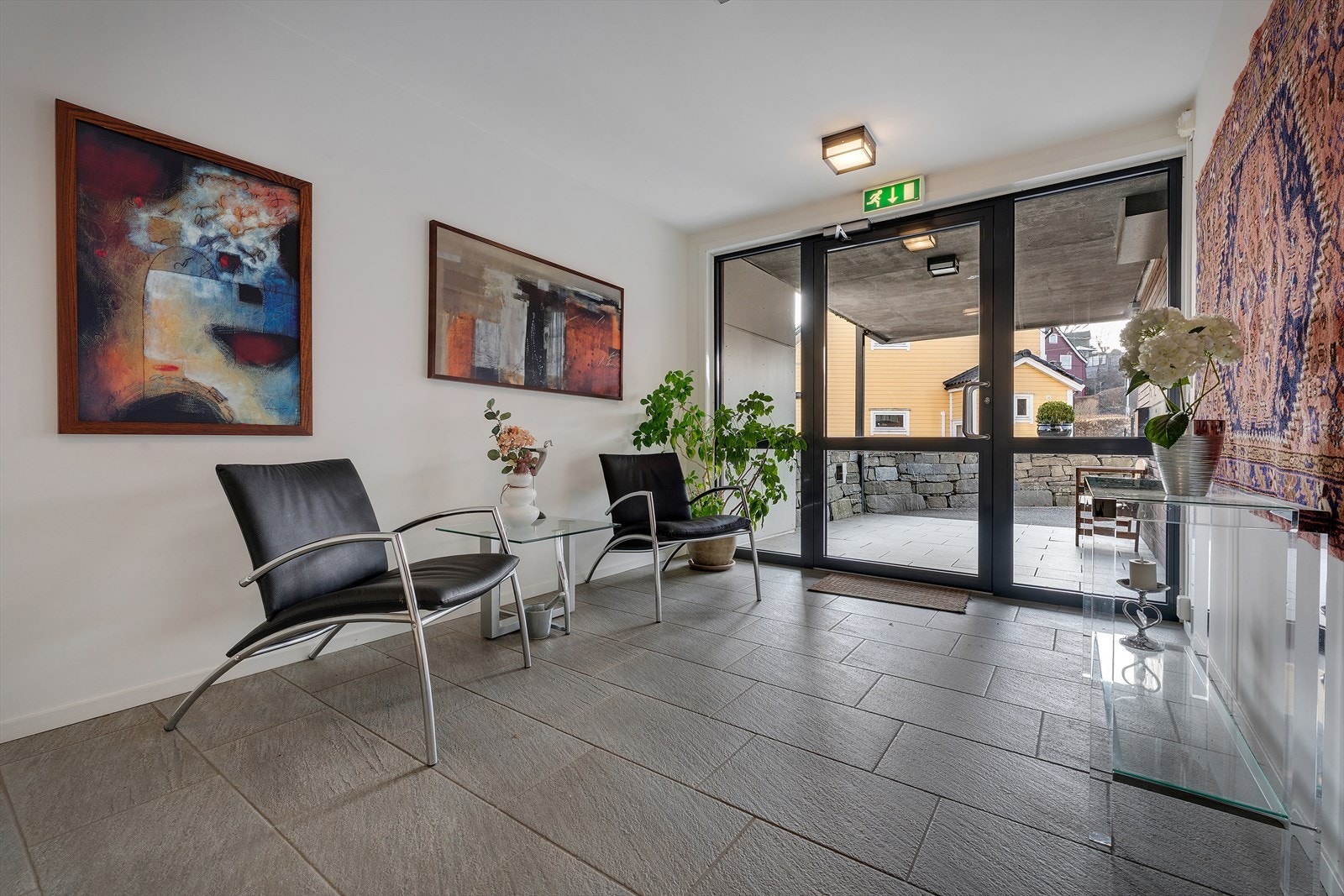 Inngang til bygget er rett ved Galleribilde