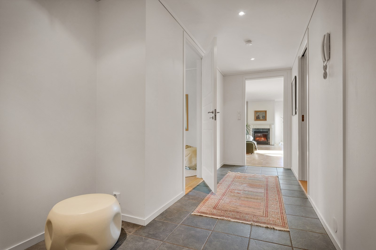 Fra entre/gang går man forbi soverom og bad før man kommer inn i stuen Galleribilde