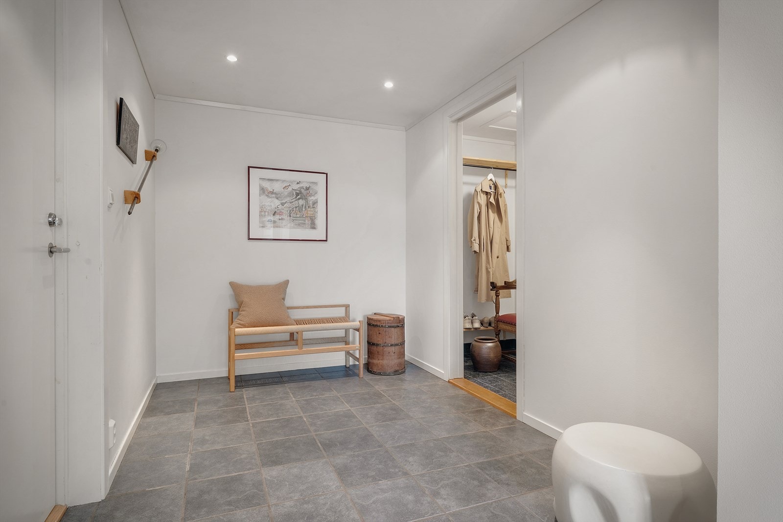 Romslig entre med umiddelbar tilgang til bod og tilhørende vaskerom Galleribilde