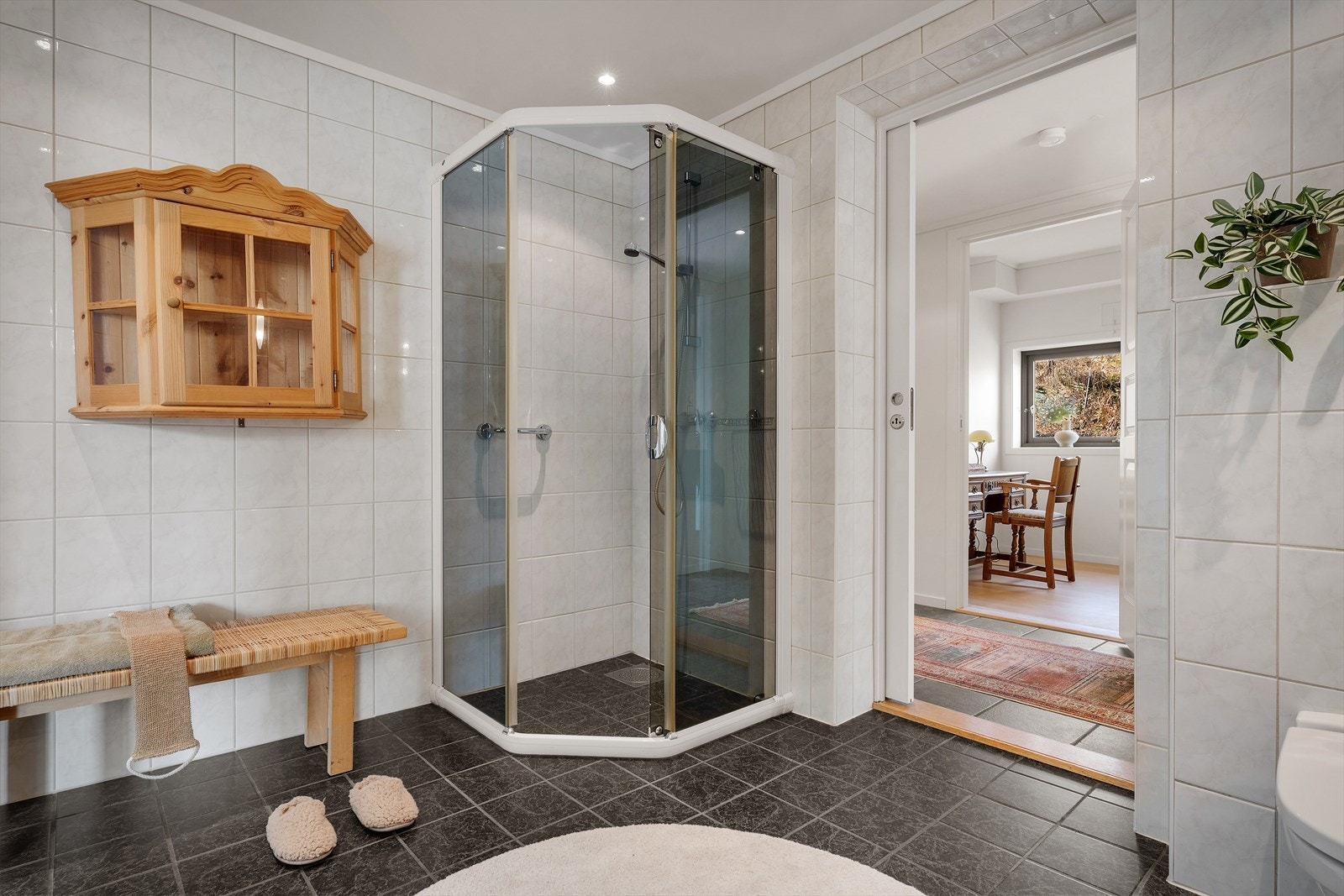 Overflatene fremstår pene og uten synlige skader Galleribilde