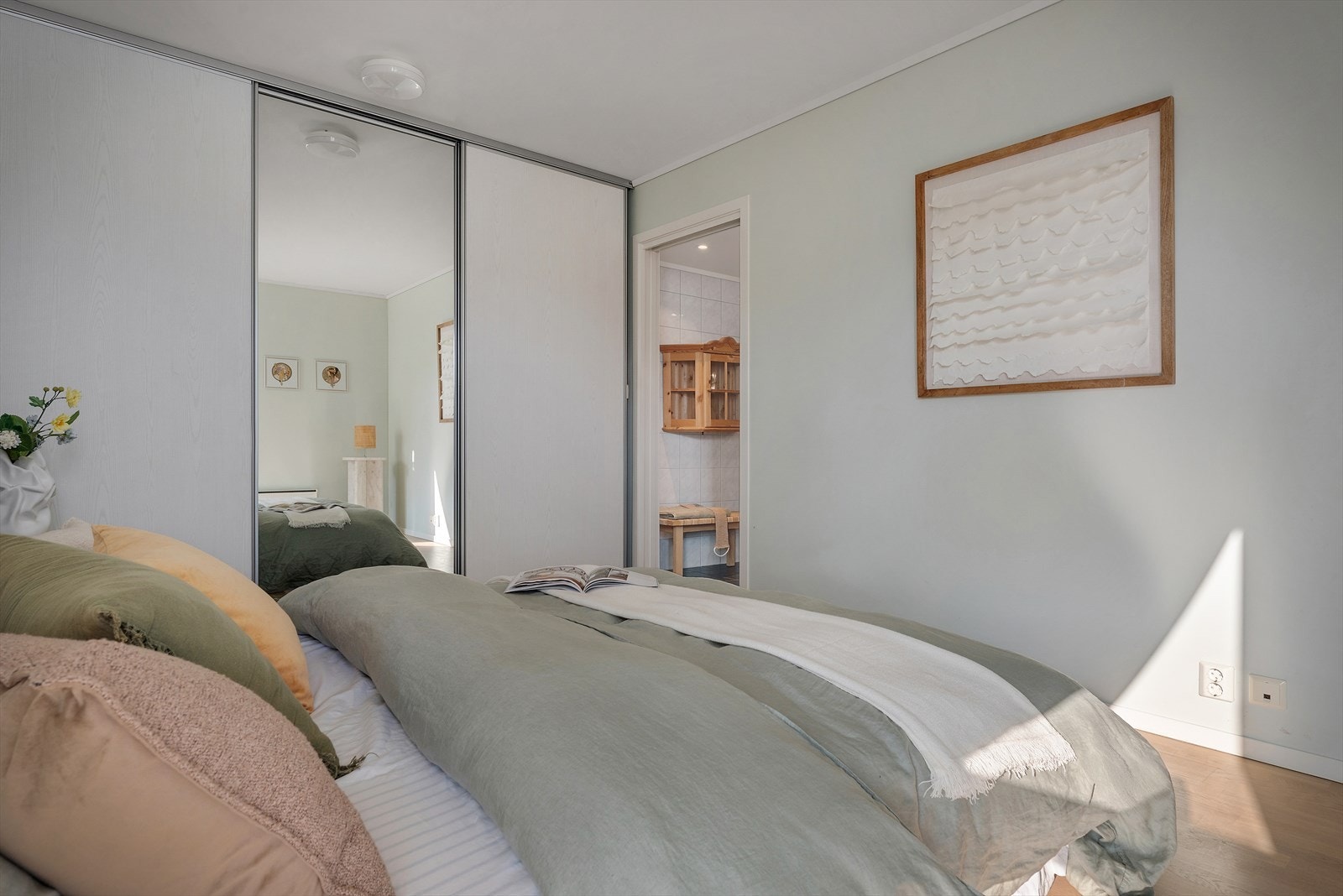 Adkomst til hovedsoverommet via badet Galleribilde