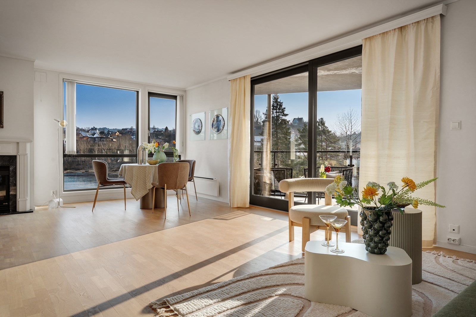 Eiendommen har gode solforhold fra tidlig morgen til ca. 20 om kvelden på sommeren Galleribilde