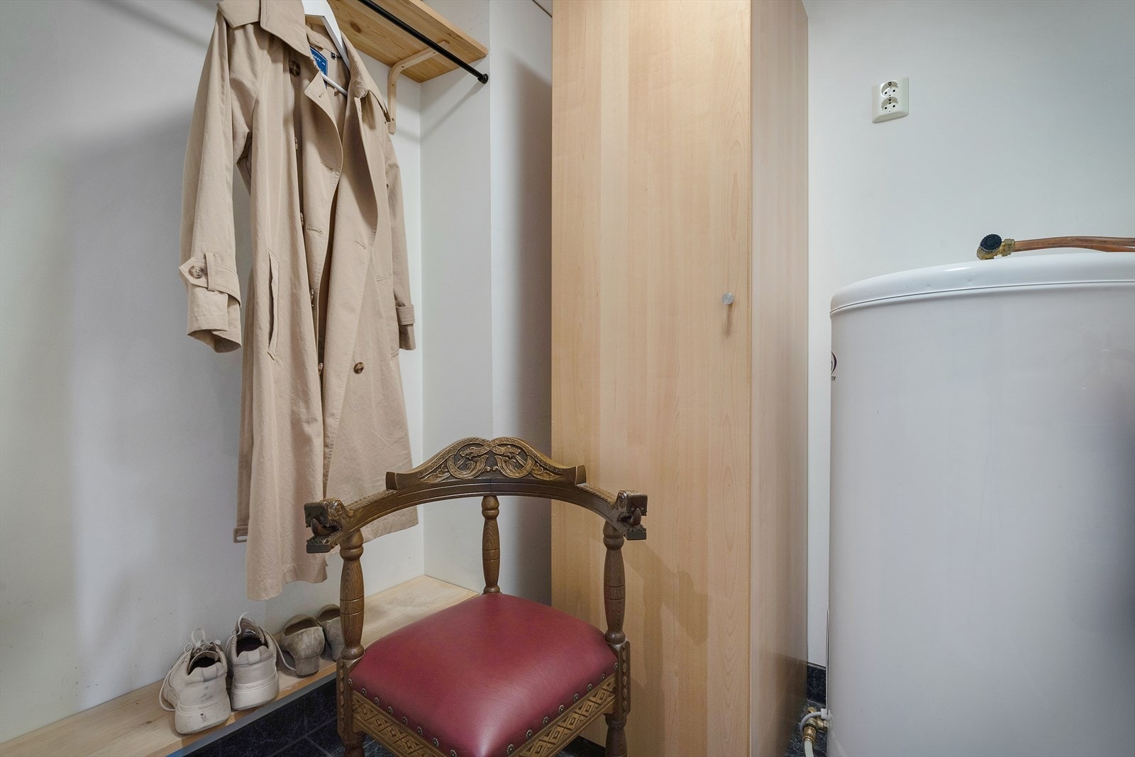Bod ved entre, plass til yttertøy og sko. Varmtvannsbereder er lokalisert her Galleribilde