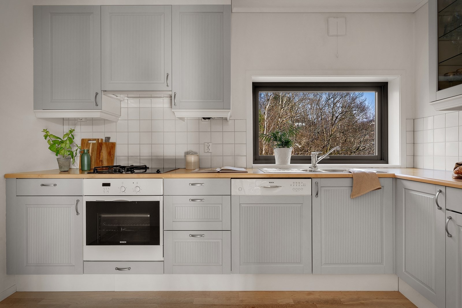 Kjøkkenet fremstår som velholdt og funksjonelt, med en Norema-innredning fra byggeåret. Galleribilde