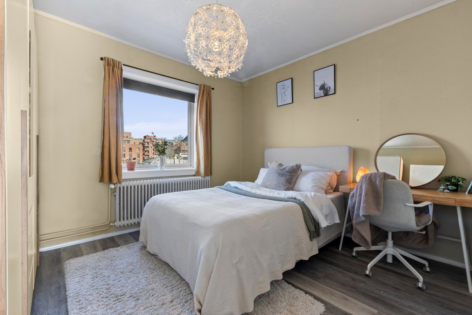 Delikat og pent hovedsoverom med god plass til dobbeltseng og skrivebord. Galleribilde