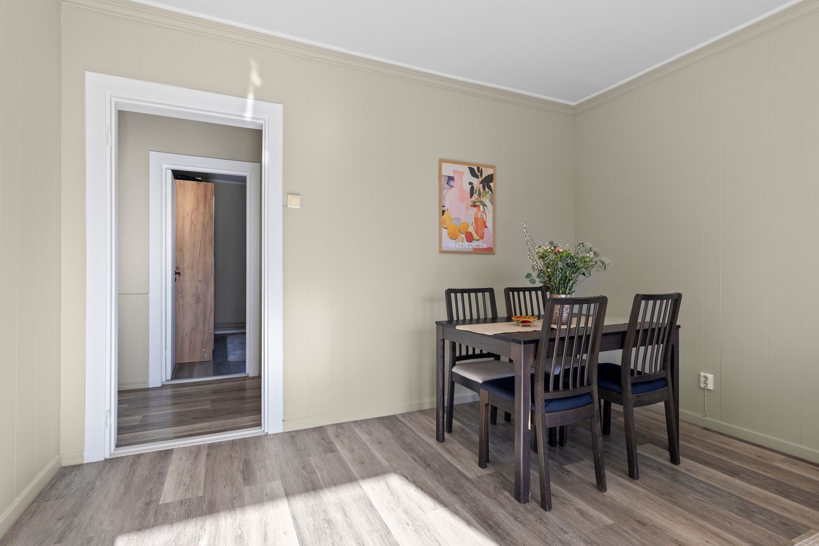 Stuen har god plass til spisebord, noe som gir en naturlig sone for hyggelige måltider og sosiale sammenkomster. Galleribilde