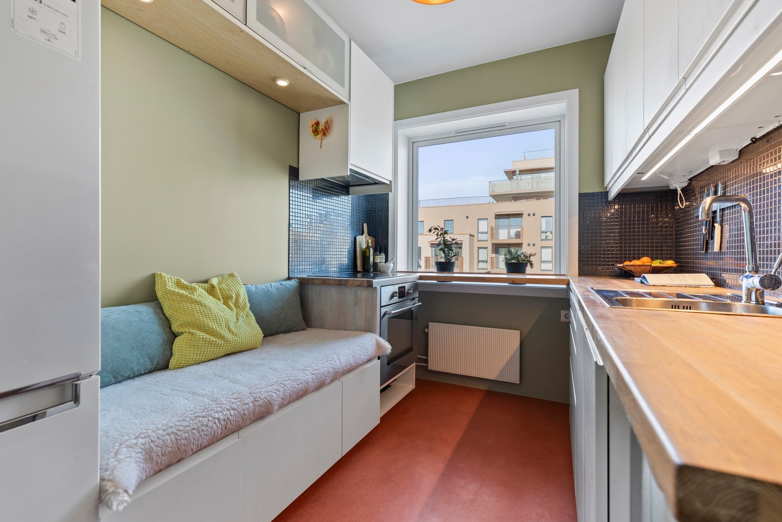 Kjøkkenet har en praktisk sittebenk som skaper en hyggelig og uformell spiseplass - Perfekt til frokost, kaffepausen eller hyggelige samtaler mens maten lages. Galleribilde