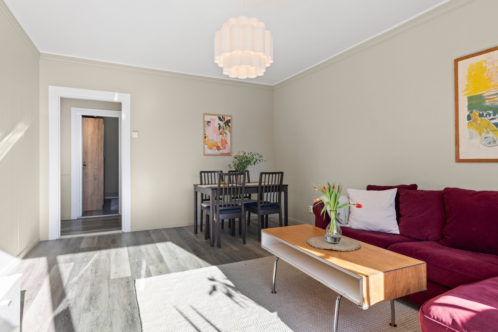 Det er plass til et koselig spisebord i hjerte av stuen. Galleribilde