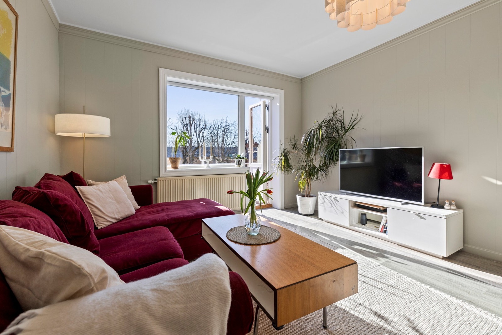 Stuen er av god størrelse med rikelig plass til sofa med tilhørende møblement. Galleribilde