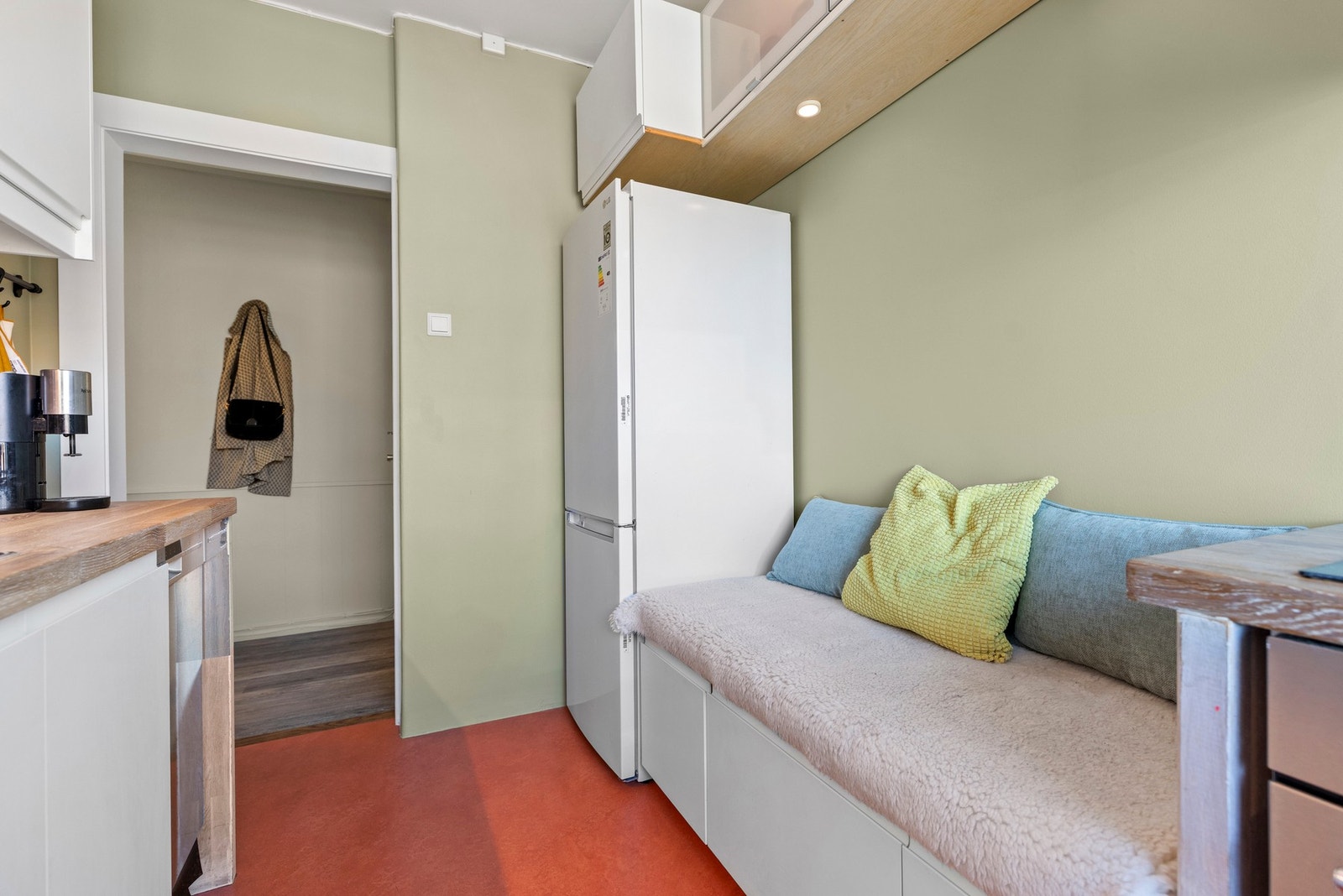 Kjøkkenet har integrerte hvitevarer med platetopp, komfyr og oppvaskmaskin.
Opplegg for frittstående kjøl-frys. Galleribilde