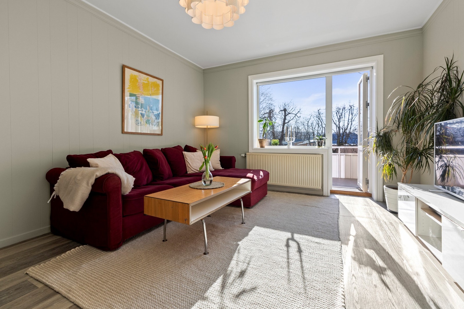 Lys og romslig stue med massevis av naturlig lys Galleribilde