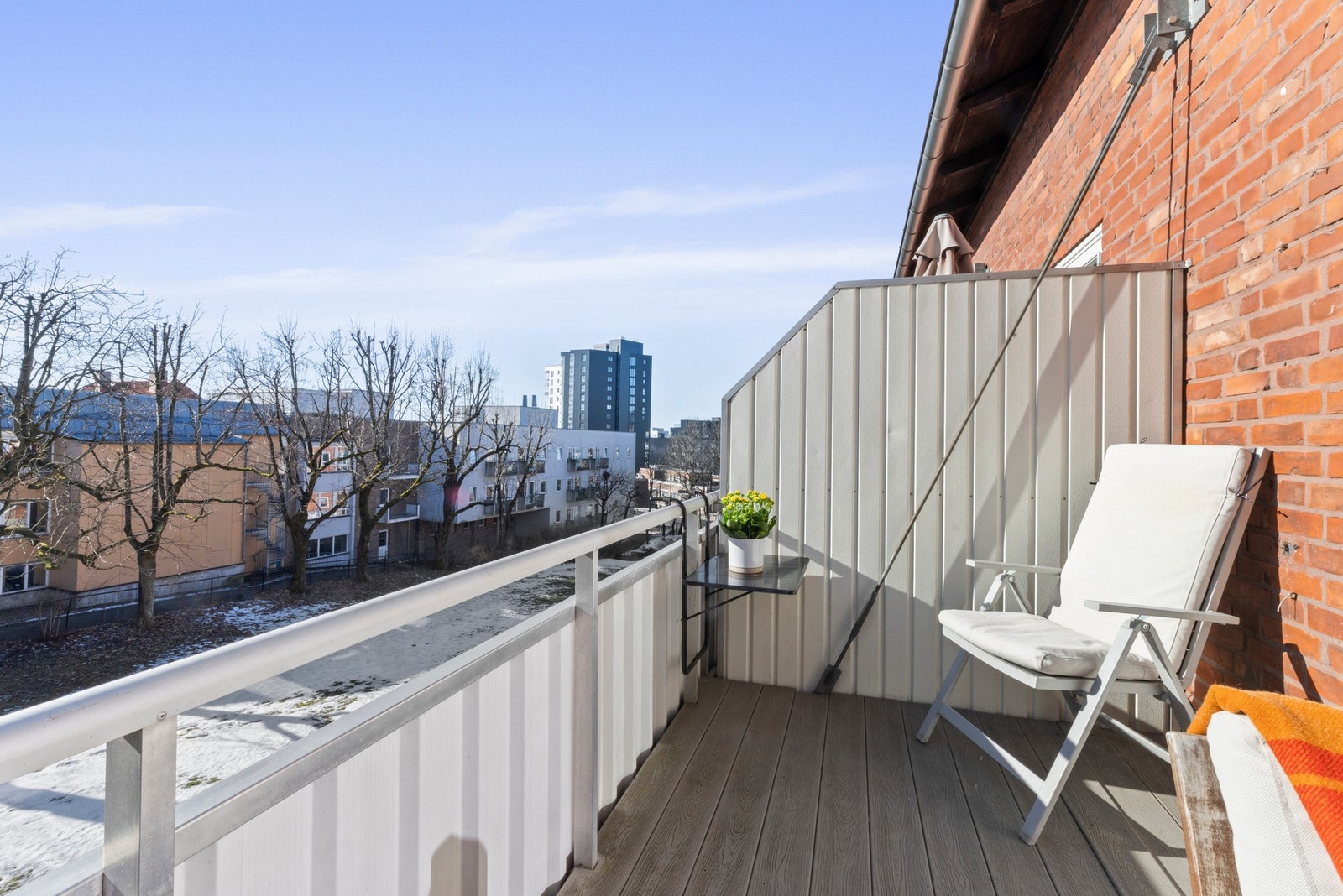 Balkongen er et perfekt sted for morgenkaffen eller rolige sommerkvelder. Galleribilde