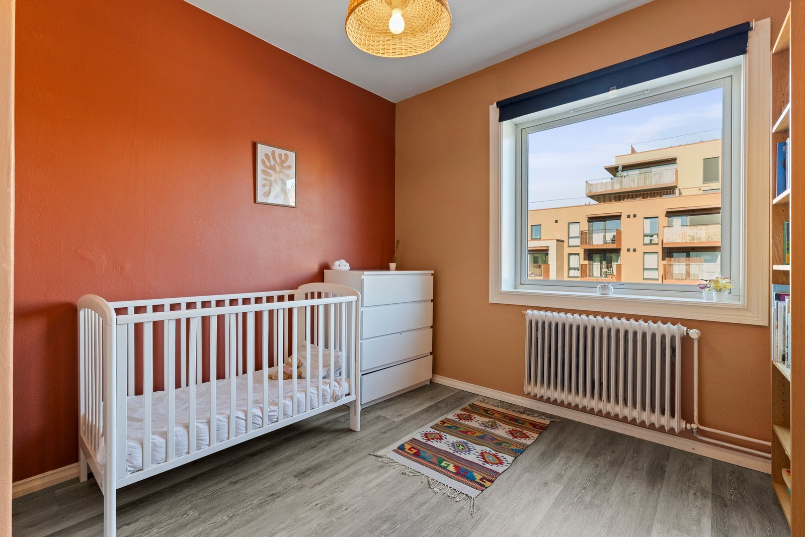 Rommet er av god størrelse og har plass til seng og ønsket møblement. Galleribilde