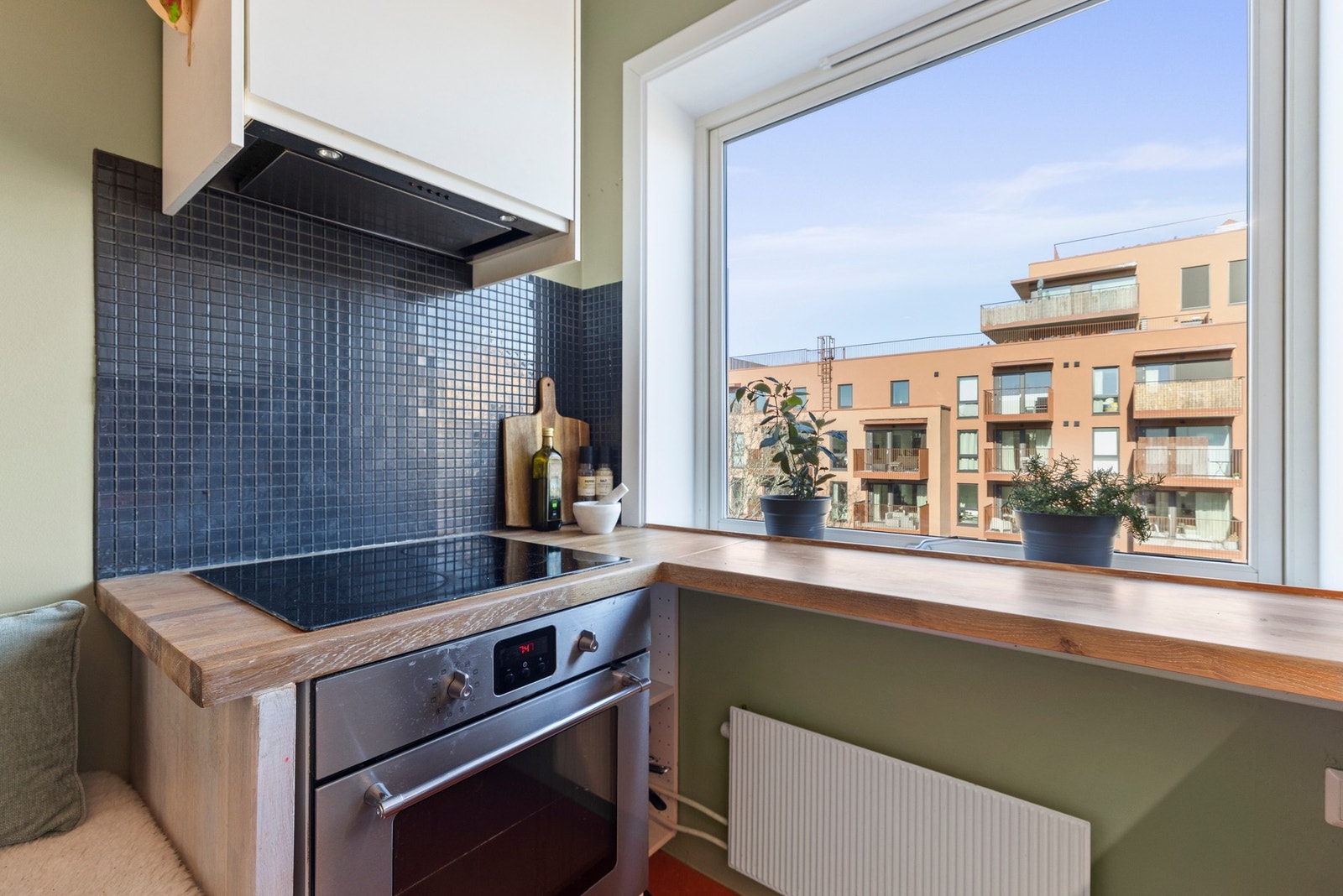 Stort vindu som slipper inn rikelig med naturlig lys. Galleribilde