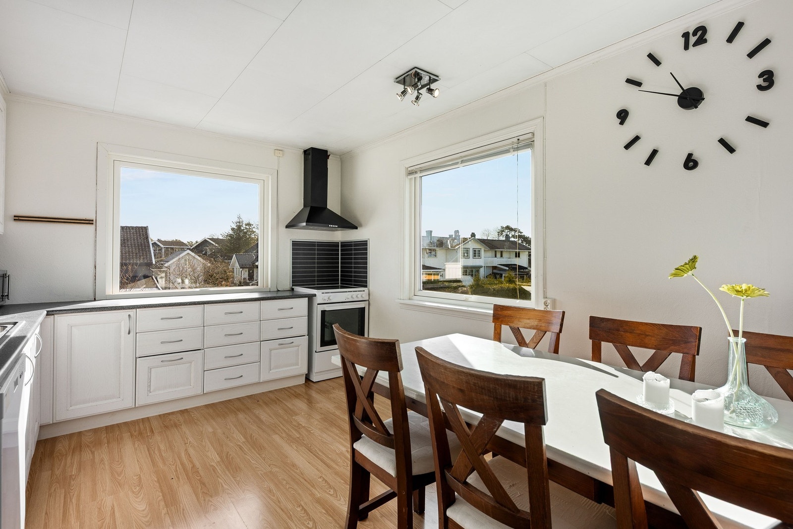 Kjøkken i 2. etg med plass til stort spisebord. Galleribilde