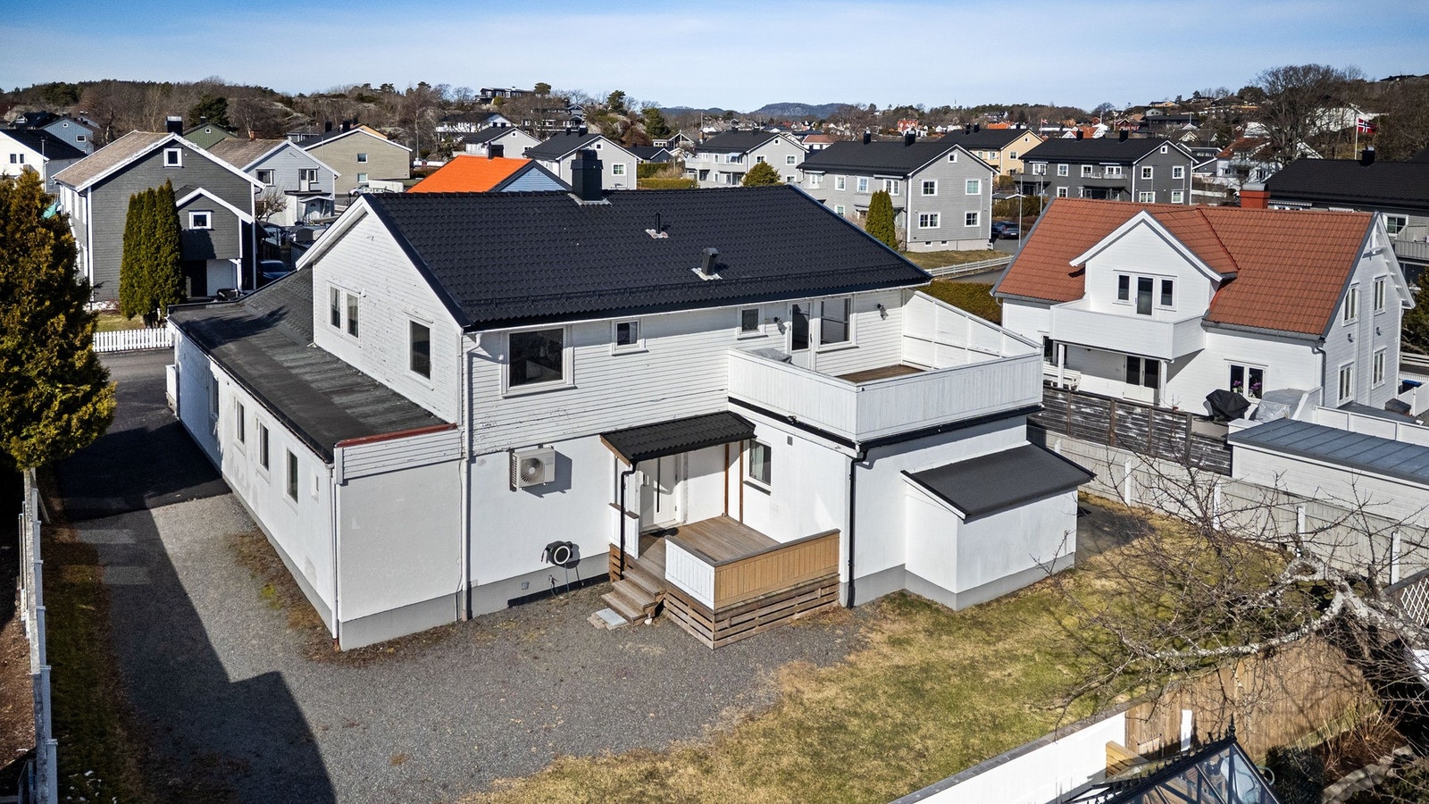 Velkommen til Rogneveien 6A og 6B- en stor boligeiendom/hybelhus med 12 hybler. Galleribilde