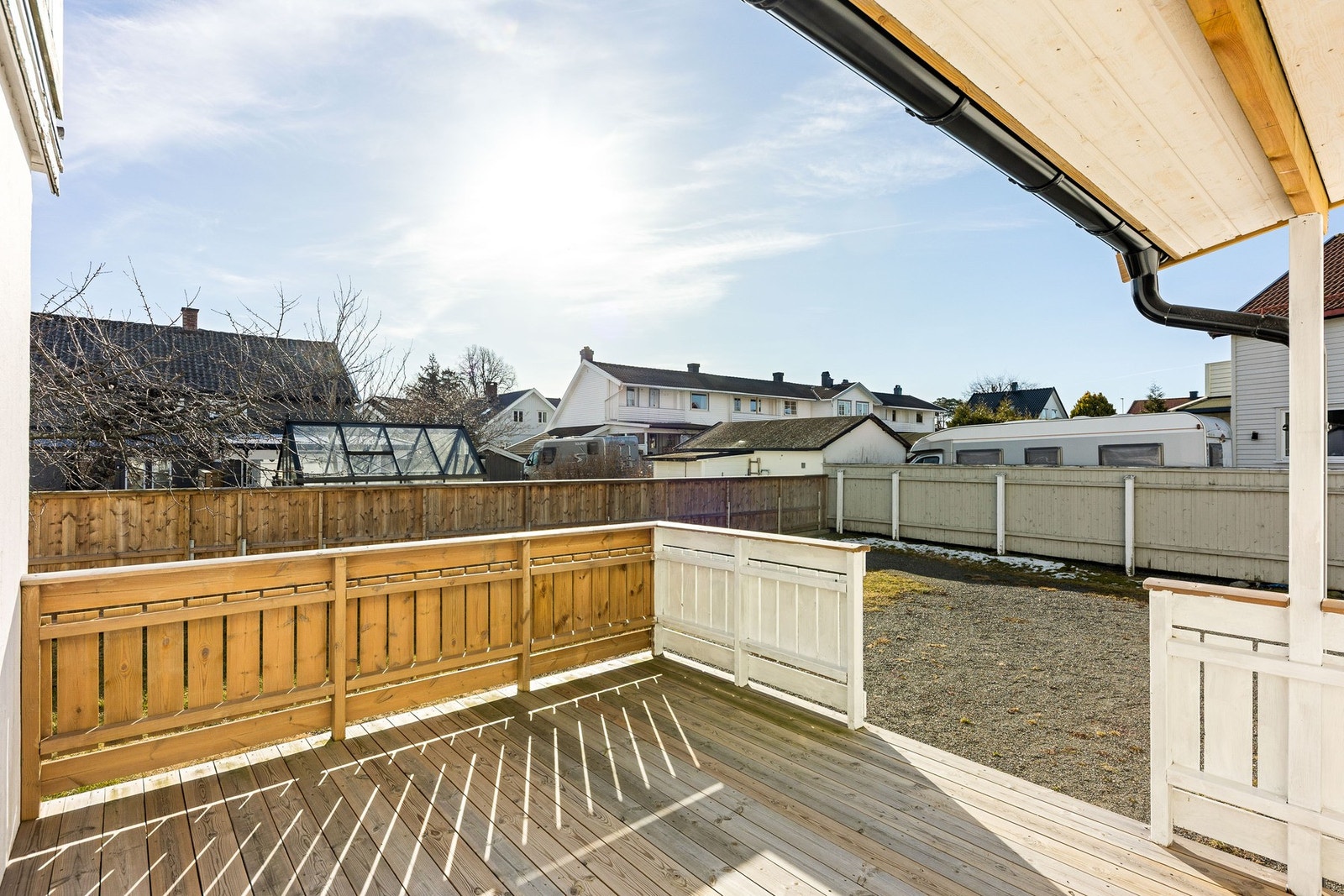 Eiendommen har flere solrike uteplasser Galleribilde