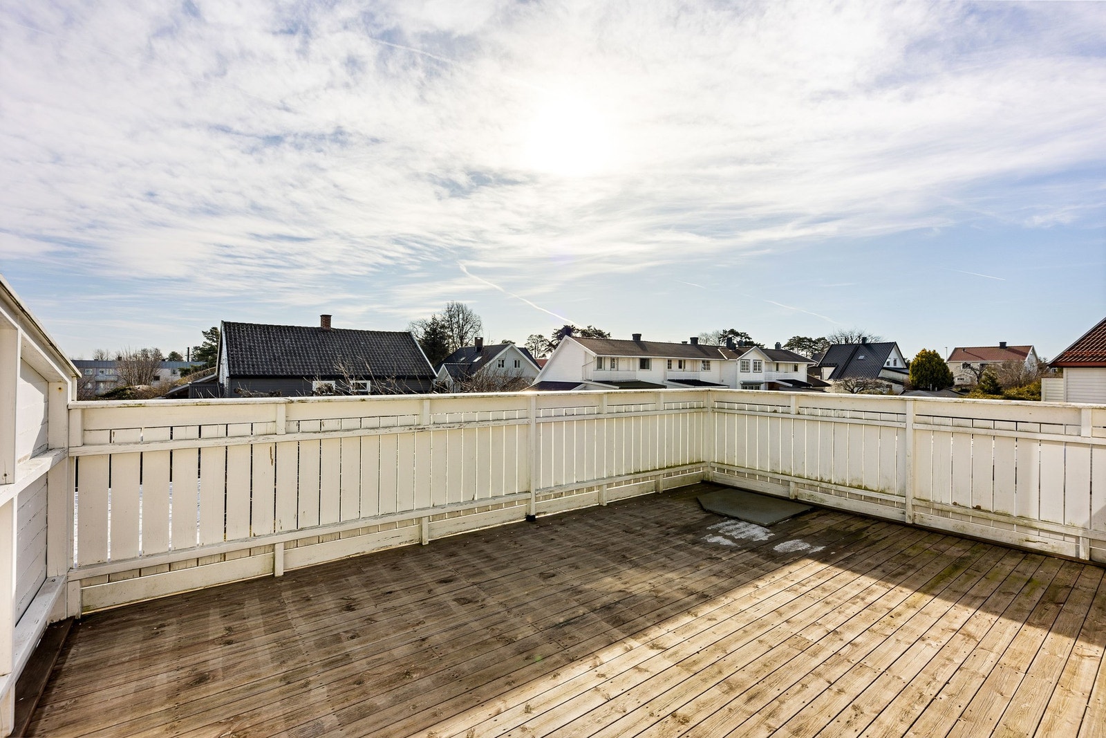 Romslig terrasse med god plass til møblering Galleribilde