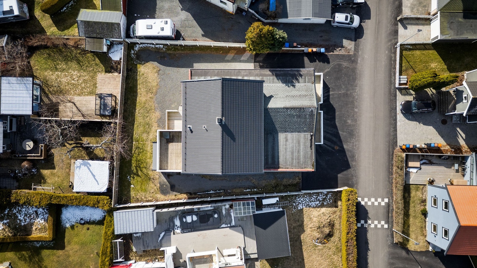 Inngjerdet hage og godt med parkering. Galleribilde