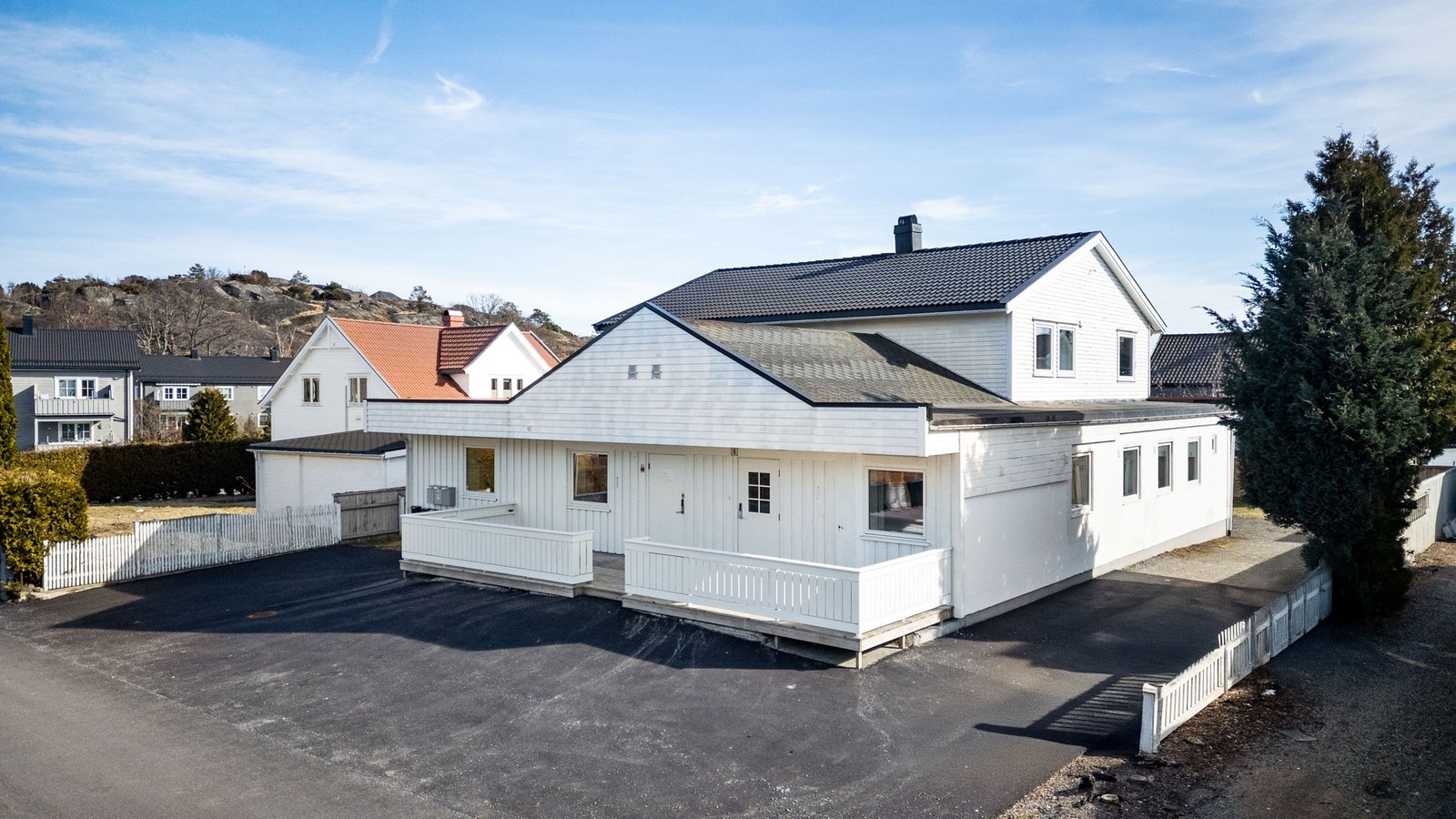 Eiendommen ligger i et etablert og rolig nabolag med kort avstand til sentrum, sjøen og fine turområder ved kysten. Galleribilde