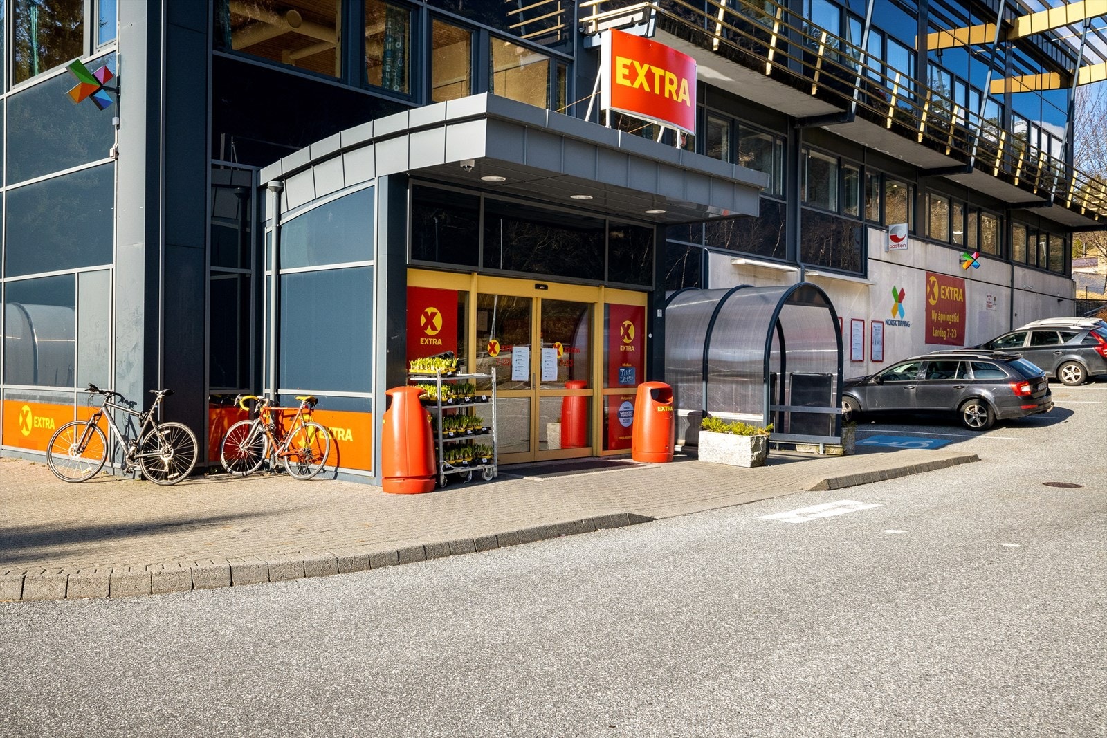 Den nærmeste dagligvarebutikken er Coop Extra, som også har Post i Butikk. Galleribilde