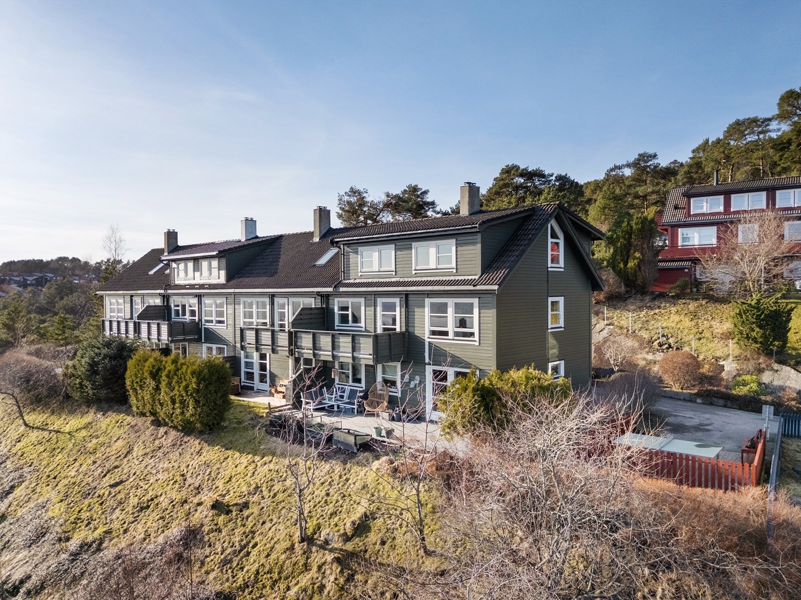 Bergen sentrum er ca. 15 min kjøring unna. Nærhet er det også til Kokstad/Sandsli, Fana, Nesttun og Fyllingsdalen. Galleribilde