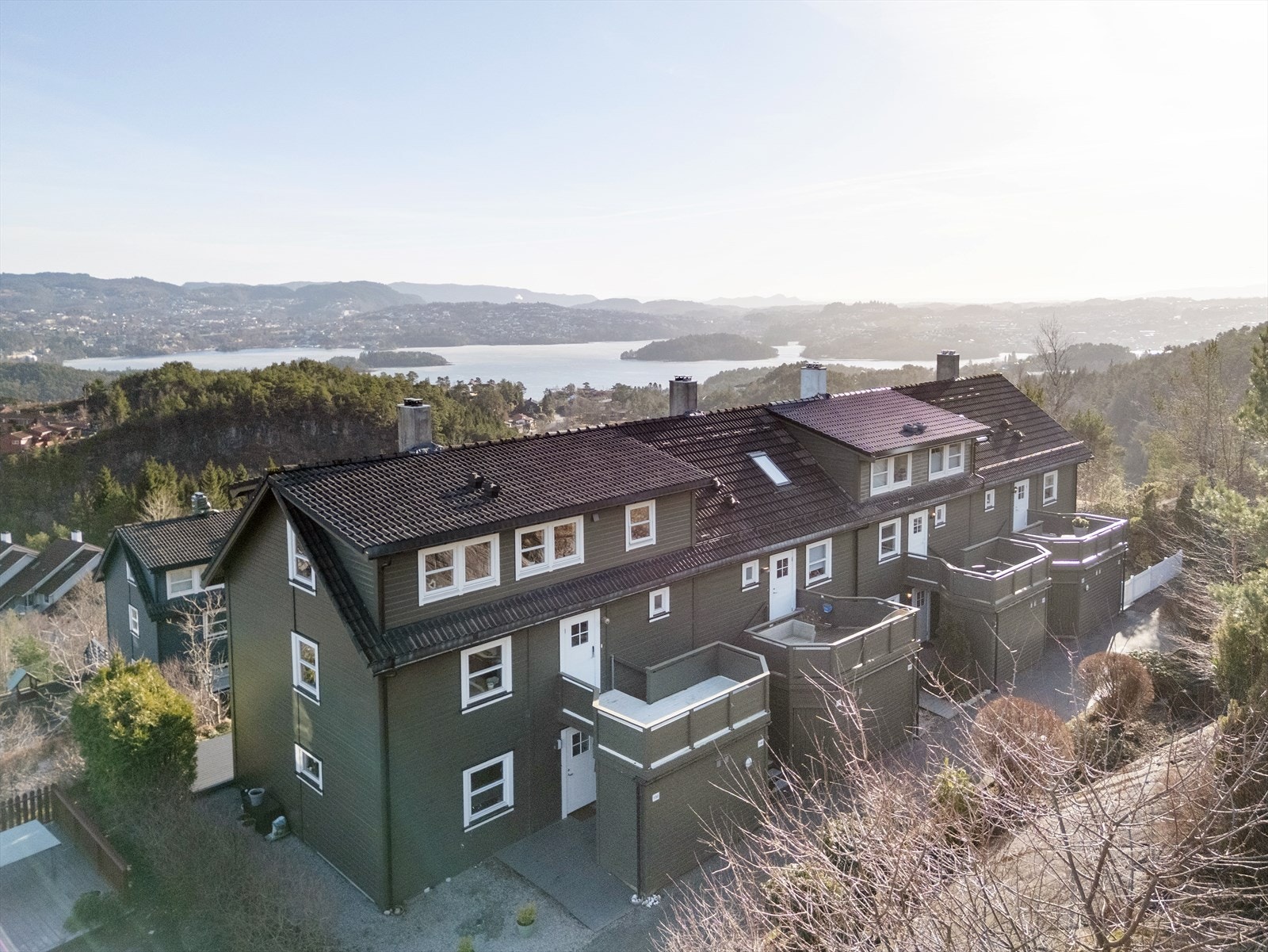 Beliggenheten på Bønes oppleves rolig og familievennlig, med gode kvaliteter i nærområdet. Galleribilde