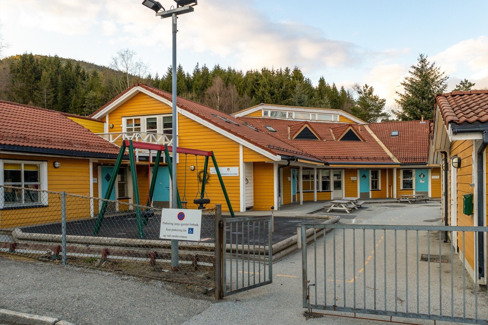 Barnehager er det mange av på Bønes. Spiren Barnehage, Løvstakken Barnehage og Gullstølsbotn Barnehage ligger like i nærheten. For de litt større barna ligger Bønes skole innen kort gangavstand. Galleribilde