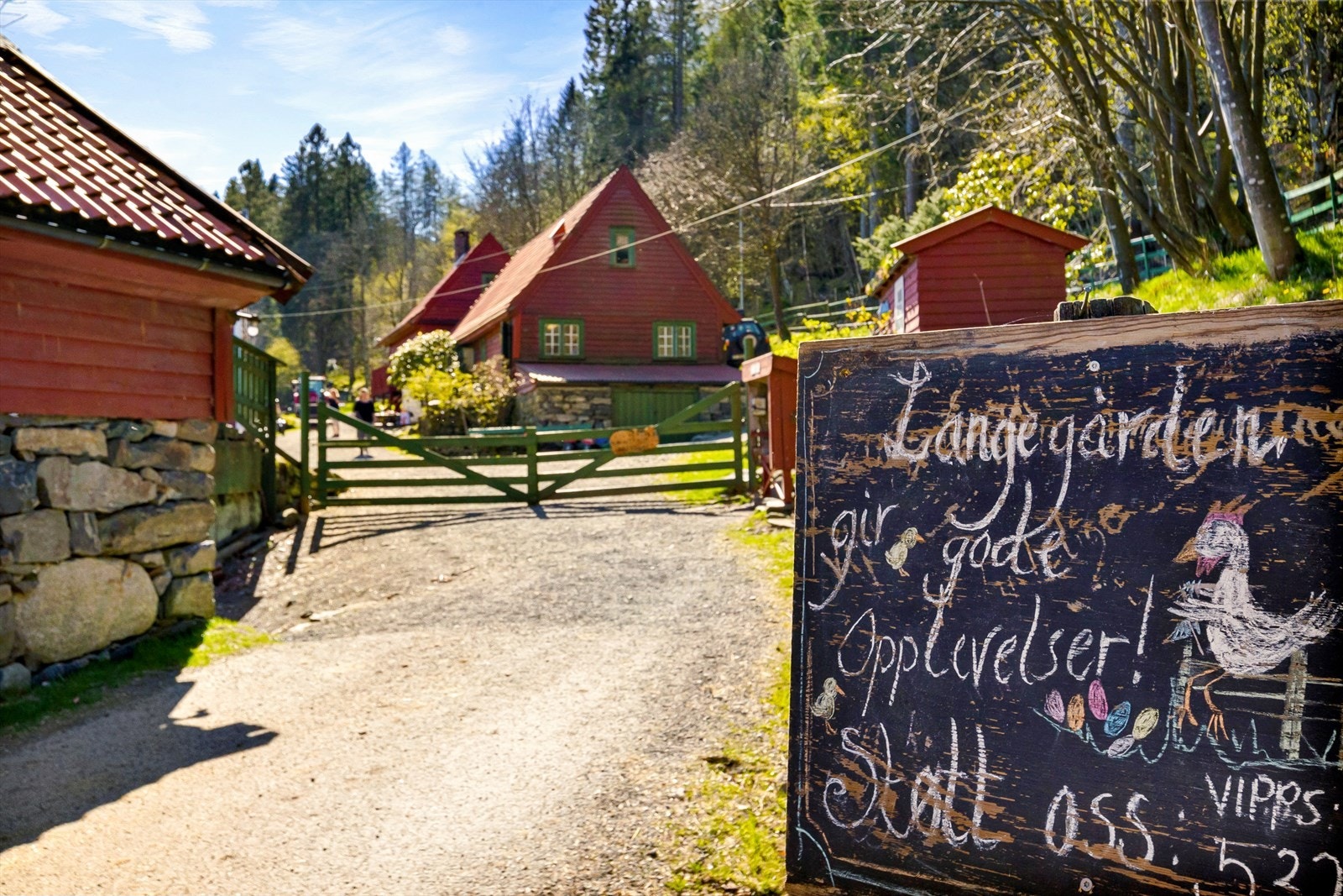 Fra boligen er det kort vei til flere, flotte turmuligheter. Særlig Løvstakken byr på turmuligheter for liten og stor. Langeskogen med fine turløyper og bondegård ligger bare 5 minutter unna til fots. Galleribilde