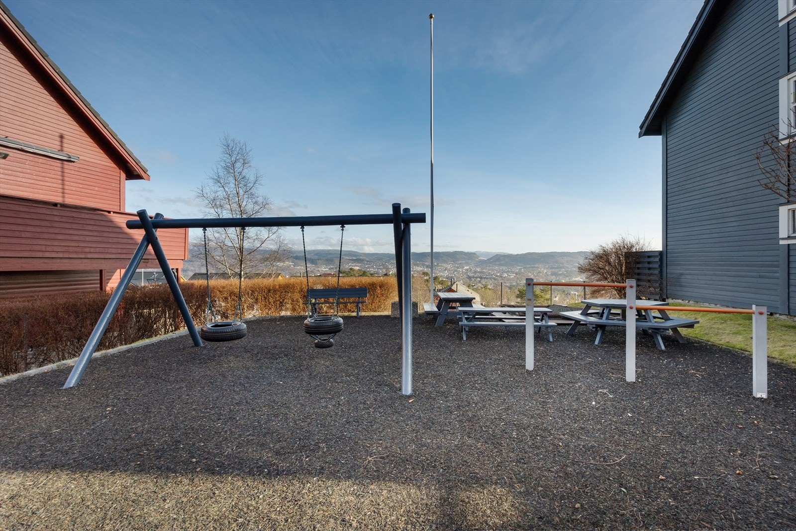 Borettslaget har hyggelige felles utearealer med lekeplass og sittegrupper. Galleribilde