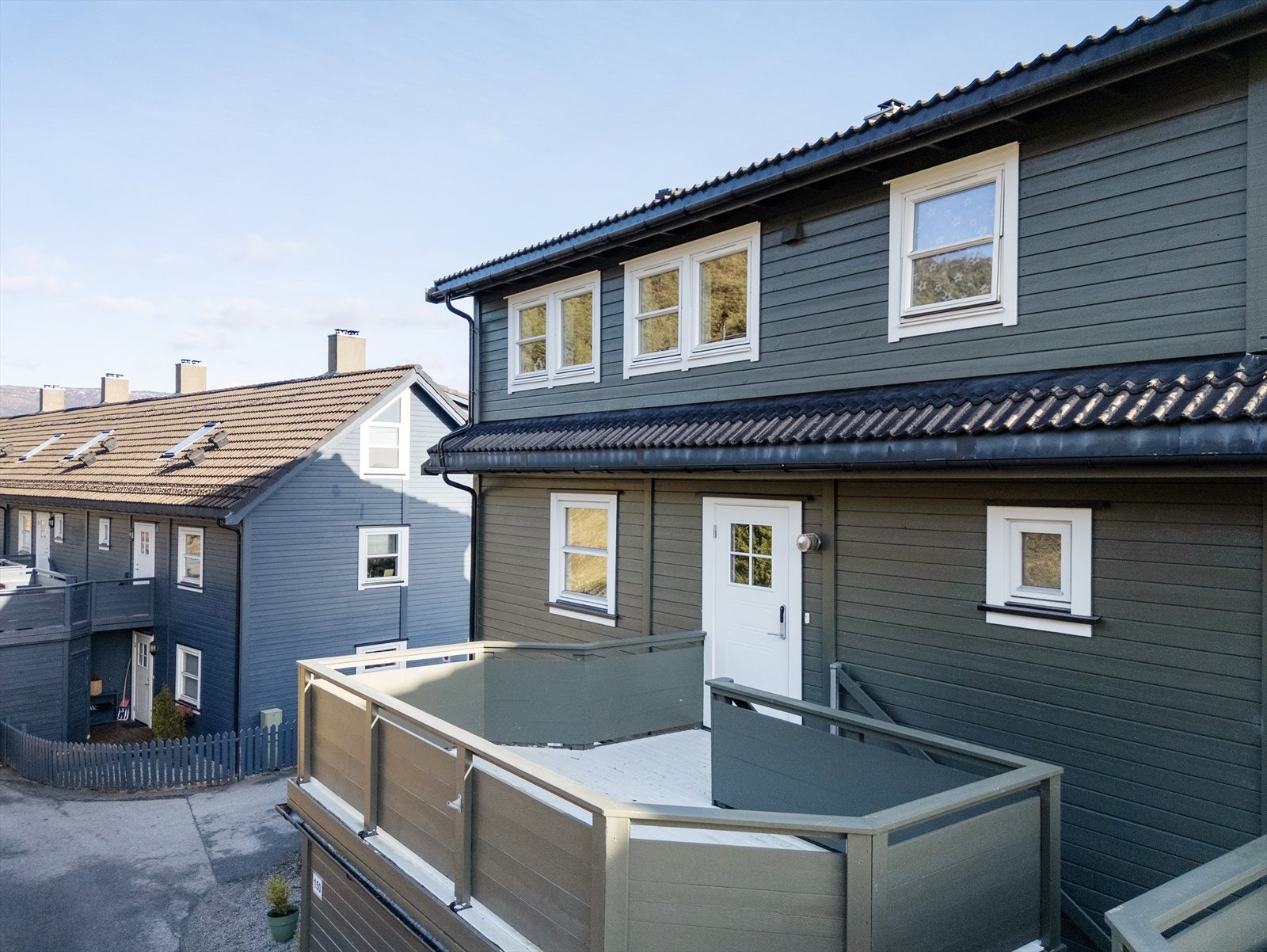 Trapp opp til inngangsdør tilknyttet flott altan. Galleribilde