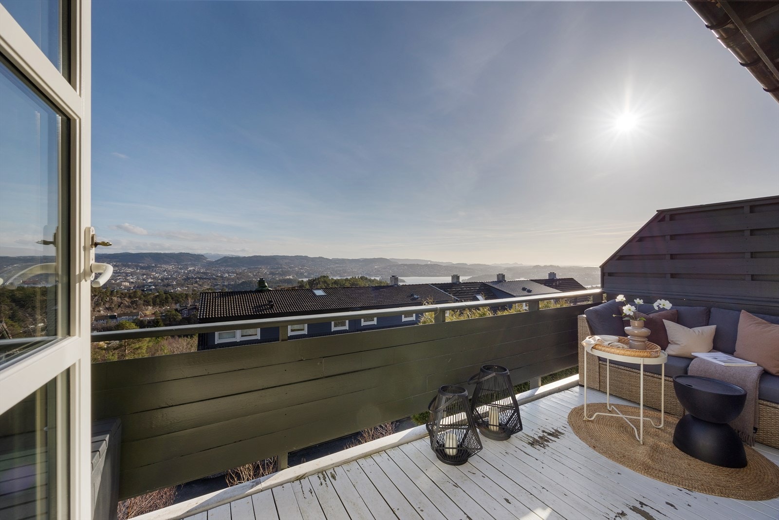 Romslig balkong på ca. 9 m² med fantastisk utsikt over Nordåsvannet og Marmorøyen. Galleribilde
