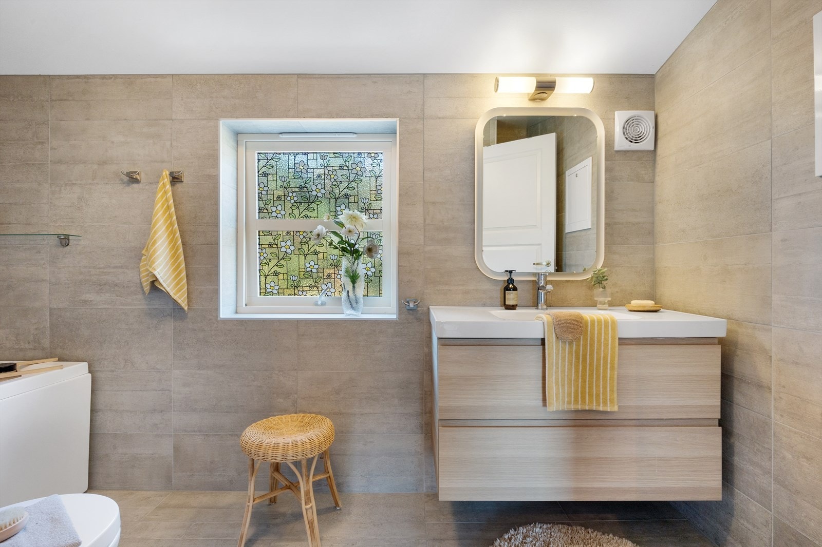 Badet har en helhetlig og moderne utførelse som gir rommet en behagelig atmosfære. Galleribilde