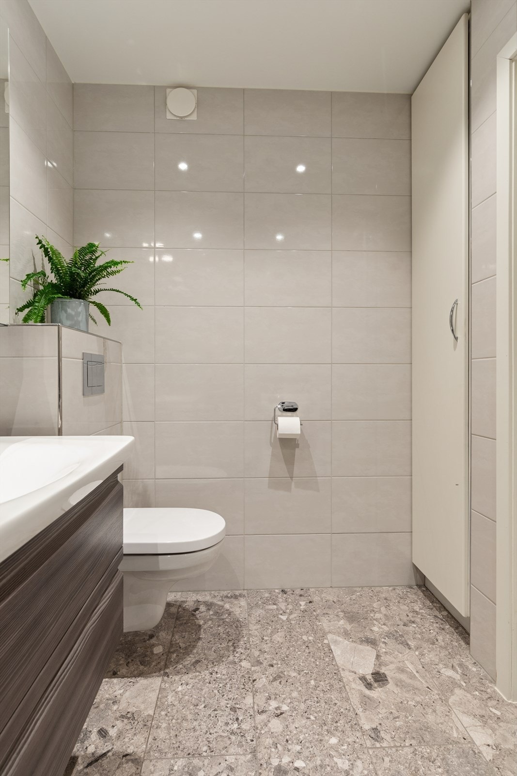 Badet har vegghengt toalett med skjult sisterne. Galleribilde