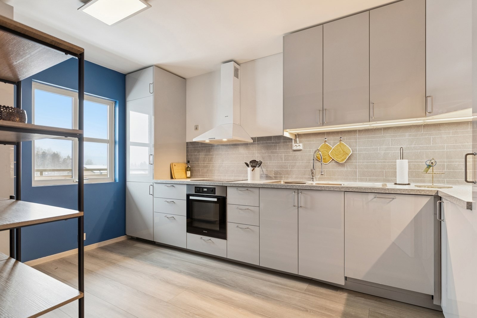 Romslig kjøkken med moderne innredning fra 2019. Galleribilde