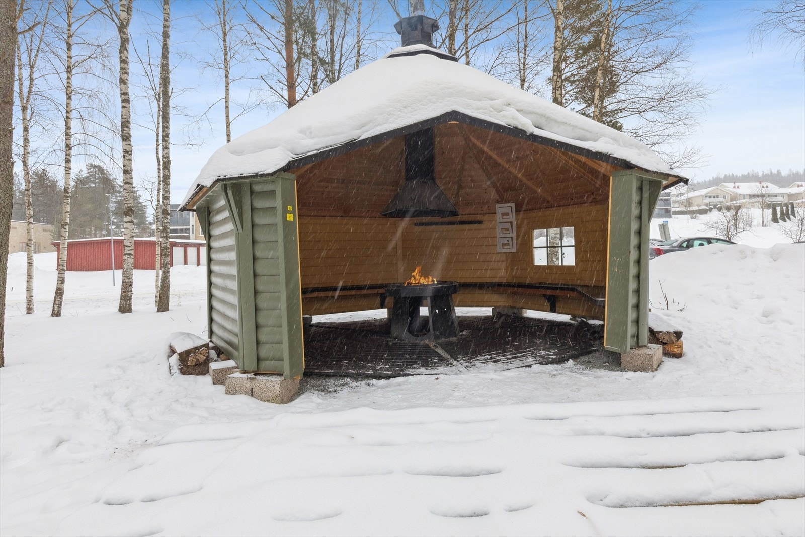 Hyggelig fellesområde utenfor med grillytte. Galleribilde