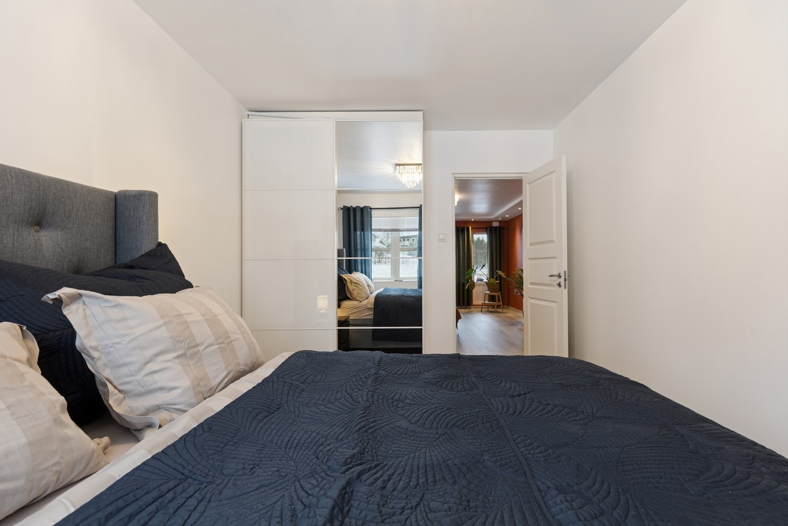 Soverom 1 har plass til dobbelseng. Det er skyvedørsgarderobe i rommet. Galleribilde