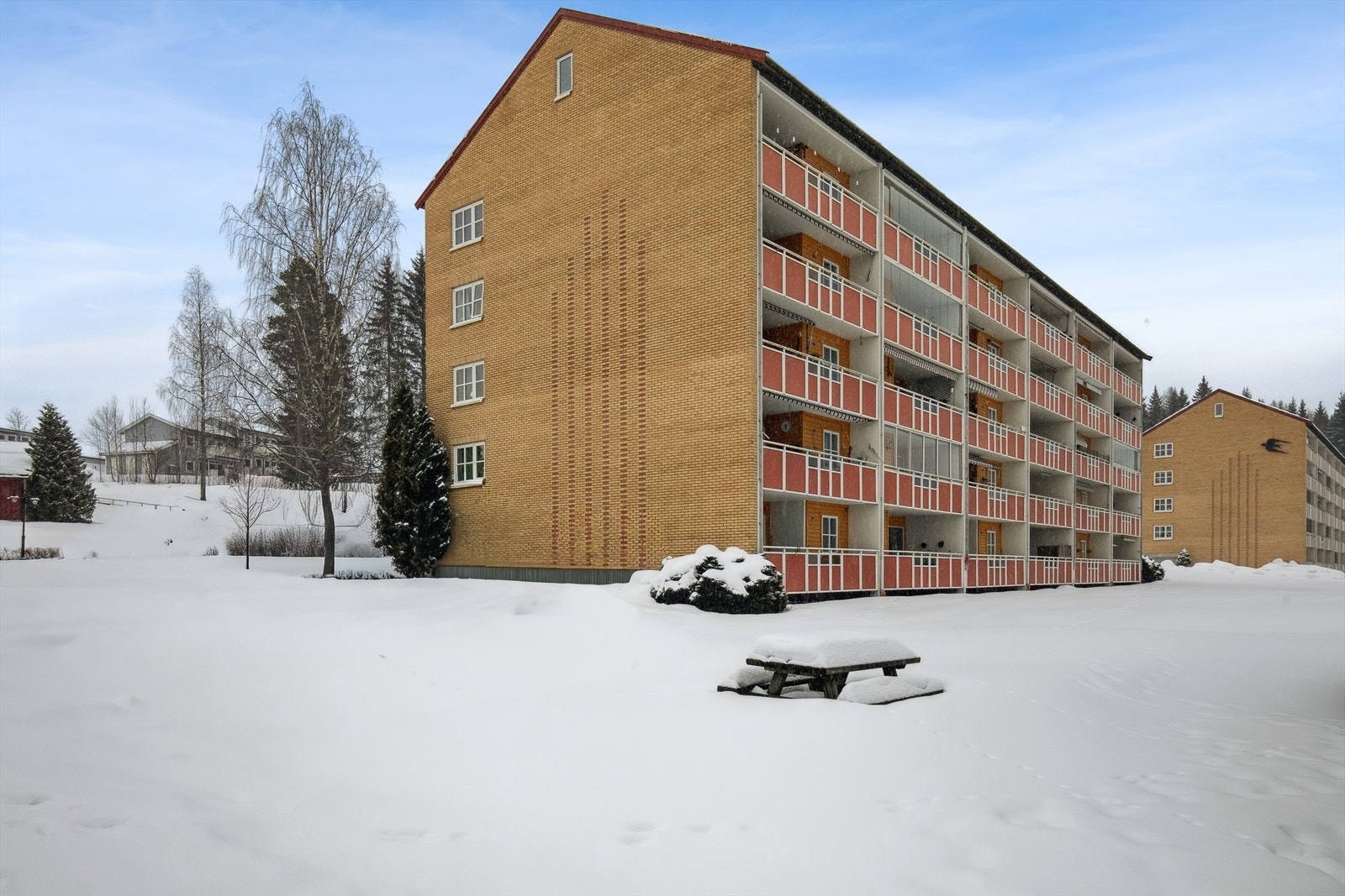 Blokken ligger i et barnevennlig boligområde uten gjennomgangstrafikk, og kort vei til barneskole og barnehage. Galleribilde